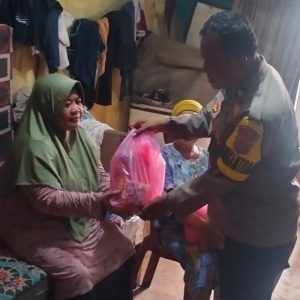 JUM’AT BERKAH, Kapolsek Pasar Kemis Berbagi Sembako Kepada Warga   