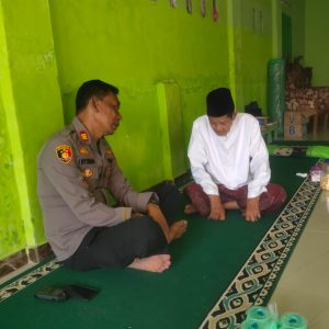 Kapolsek Kronjo Polresta Tangerang Silaturahmi dengan Ketua MUI Kecamatan Mekarbaru         