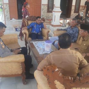 Kapolsek Kronjo Polresta Tangerang Tinjau Lokasi Rencana Kunjungan Bupati Tangerang di Desa Waliwis
