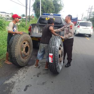 Gerak Cepat Polisi Bantu Warga Ganti Ban, Bantu Atasi Kemacetan di Menganti