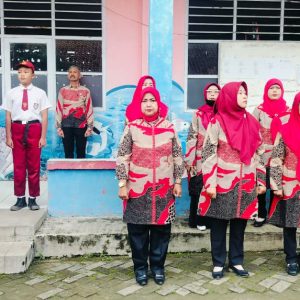 Jadi Pembina Upacara, Ini Pesan Bhabinkamtibmas kepada Siswa SD Negeri 2 Sindang Panon