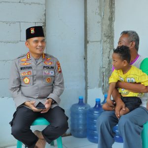 Polisi Beri Bantuan Kursi Roda untuk Penderita Celebral Palsy-Lansia di Bekasi dan Karawang