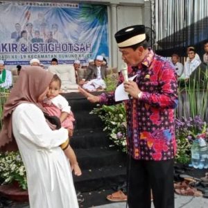 Camat Kurnia Dampingi Bupati Tangerang Sapa Warga dan Berikan Santunan Anak Yatim di Hari Jadi Kecamatan Gunung Kaler ke-19.