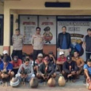 Polsek Ujungpangkah Gerebek Lokasi Judi Sabung Ayam, 17 Orang Diamankan