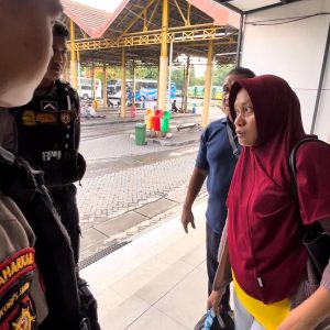 Responsif, Raimas Kalamunyeng Polres Gresik Bantu Ibu Korban Penipuan Tenaga Kerja Terlantar di Terminal Bunder