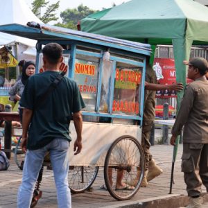 Menjelang penutupan MTQ, Satpol PP melakukan pembersihan terhadap PKL di Alun-Alun.