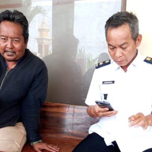 Dalam Obrolan Ringan , Kades Tegal Kunir Kidul A.Syarifudin ” Sampah Di Tangani Lebih Serius Lagi