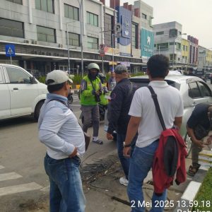 Antusias Penguna Jalan Cikokol Menerima Nasi Kotak