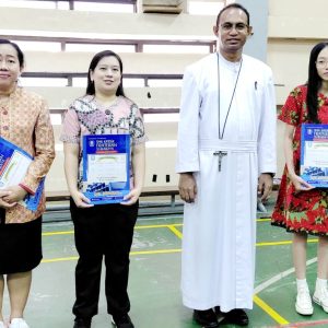 Puncak Peringatan Hardiknas 2025 : Siswa Siswi dan Guru Berprestasi SMAK Frateran Surabaya Terima Penghargaan