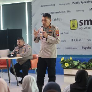 Polres Gresik Gelar Edukasi Keselamatan Berkendara dan Bahaya Narkoba bagi Pelajar di Pesantren