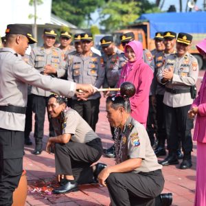 Pengabdian Terbaik, Dua Anggota Polres Gresik Diganjar Kenaikan Pangkat