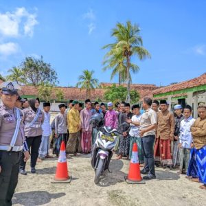 Satlantas Polres Sampang Gelar Police Goes to Pesantren, di Ponpes Al-Haromaen : Sosialisasi Tertib Lalu Lintas Demi Keselamatan Pengendara