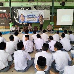 Polres Gresik Gelar Road Safety dan Coaching Clinic di Ponpes, Edukasi Santri Tertib Lalu Lintas