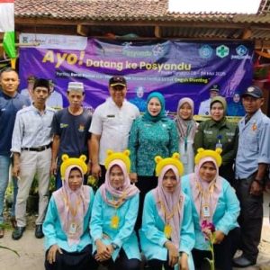 Kades Mekar Jaya Kunjungi Stand Posyandu Serentak