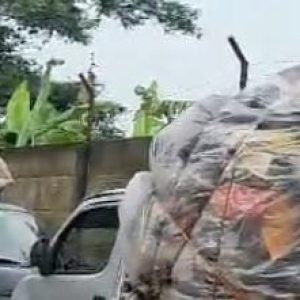 Masyarakat Sekitaran Pabrik Limbah Plastik Yang Mengeluarkan Aroma Tidak Sedap dan Bau Yang Menyengat ( B-3 )