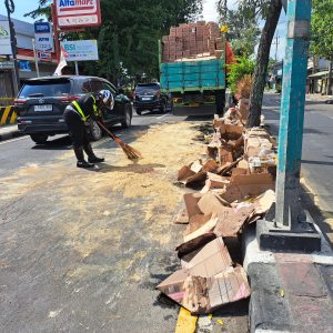 Aksi Tanggap Satlantas Polres Gresik Atasi Jalan Licin Akibat Tumpahan Minyak