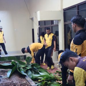 Jumat Bersih Jadi Budaya: Kapolres Pangkep Ajak Anggota Rawat Lingkungan Mako