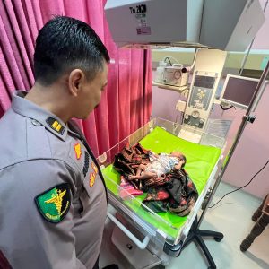Tangis Haru Iringi Kedatangan Tim Kesehatan Polres Gresik, Bayi Mahesa Terselamatkan