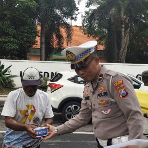 Peduli untuk Berbagi, Satlantas Polres Gresik Bagikan Paket Makanan dalam Jumat Berkah
