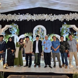 Alumni SMPN CURUG Angkatan 91 Menghadiri Undangan Resepsi Pernikahan Keluarga Alumni SMP.