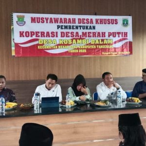 Camat mekar baru Aan ansori hadiri Gelar (Musdesus) Pembentukan Koperasi Merah Putih Di Desa kosambidalam   