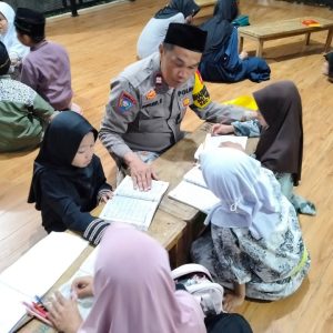 Lewat Program Ngajar Ngaji, Bhabinkamtibmas Polsek Teluknaga Tanamkan Nilai Kamtibmas pada Santri