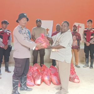 Polres Pegunungan Arfak Salurkan Bantuan Sembako kepada Warga Terdampak Longsor di Kampung Jim