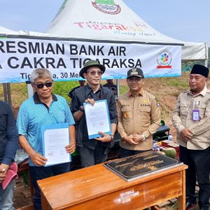 Cucu Abdurrosied Camat Tigaraksa Melaksanakan Peletakan Batu Pertama Dan Louncing Bank Air, Kerjasama Dengan CO Perum Kota Cakra Bersama BUMDES Pete    