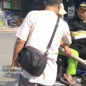 Media Gakorpan dan Tv Gapta Bagikan Ratusan Nasi Kotak ke Penguna Jalan