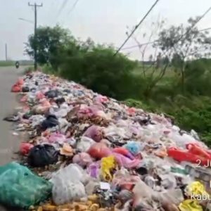 Warga Pengguna Jalan Mengeluh Dengan Adanya Dugaan Aroma Bau Tak Sedap Dari Dugaan Tumpukan Sampah Liar Di Bahu Jalan / Tugu Putih Mauk Barat , Mauk