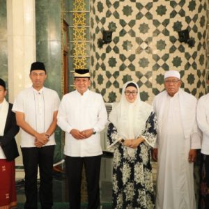Bupati dan Wakil Bupati Tangerang melaksanakan Salat Idul Adha di Masjid Agung Al-Amjad.   