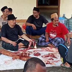 Pondok Pesantren Al ma’sum, Menjadi Tempat Penyembelih Hewan Qurban Di Kampung Pengkolan RT 03 RW 01 Bersama Ketua Panitia Qurban Haji Agus