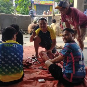 Ketua DKM Masjid Al- Ishlah Tetap Solid Membagikan Daging Qurban Kepada Warga Masyarakat Nya   