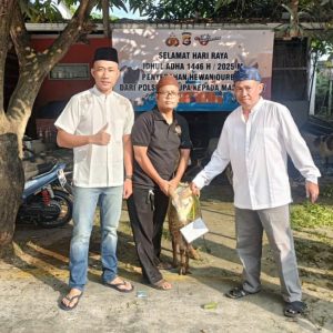 Pokdarkamtibmas Bhayangkara Polsek Cikupa Menyembelih Hewan Qurban Bersama Pengurus Dan Anggota 