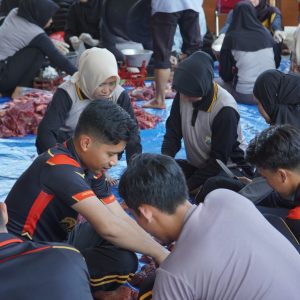 Polres Ponorogo Kurangi Sampah Plastik Salurkan Paket Daging Qurban Pakai Daun Pisang