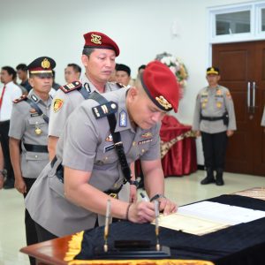 Polres Gresik Gelar Serah Terima Jabatan Kasat Resnarkoba dan Kasat Tahti Polres Gresik