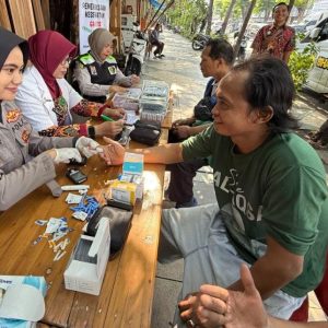 Hari Bhayangkara ke -79, Biddokkes Polda Jatim Gelar Layanan Kesehatan Gratis untuk Driver Ojol