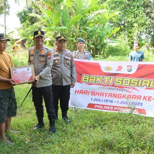 Kapolres Pangkep Laksanakan Bakti Sosial Menjelang Hari Bhayangkara ke -79 Dengan Berbagi Sembako Kepada Warga Kurang Mampu