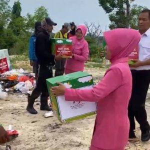 Hari Bhayangkara ke-79 Polres Lamongan Salurkan Bansos untuk Pemulung di TPA