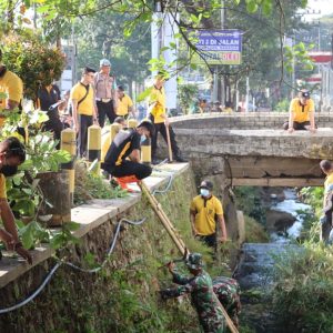 Sinergitas Polres Batu dan TNI di Hari Bhayangkara ke 79, Peduli Lingkungan Bersihkan Sungai