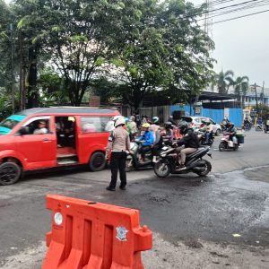 SATLANTAS POLRESTA TANGERANG LAKSANAKAN PENGATURAN LALU LINTAS URAI KEMACETAN