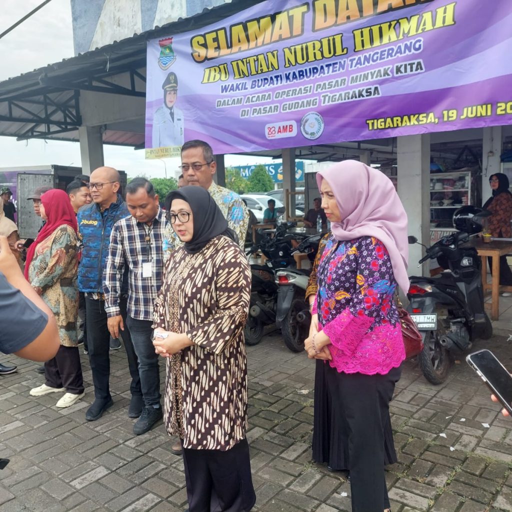 Bhabinkamtibmas Bripka M. Giri Manggala Dampingi Wakil Bupati Tangerang dalam Operasi Pasar di Pasar Gudang Tigaraksa