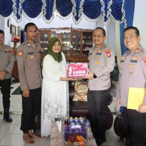 Kapolresta Tangerang Bersama Ketua Bhayangkari Cabang Kota Tangerang Laksanakan Anjangsana ke Kediaman Purnawirawan Kompol Nurohman