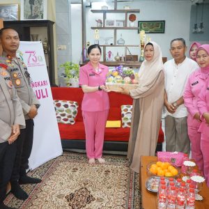 Polresta Tangerang Gelar Anjangsana ke Kediaman AKBP (P) Hadi Sucipto dalam Rangka Memperingati HUT Bhayangkara ke-79 Tahun 2025   