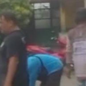 Dede Kades Kosambi Sukadiri Terjun Bebas , Membantu Tukang Untuk Membangun Kantor Desa    