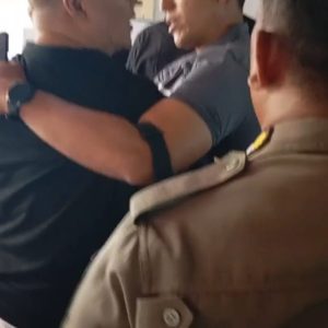 Awak Media Didorong, Dilarang Pengambilan Liputan, Dipiting, dan Ditantang Diajak Duel oleh Oknum Pengamanan Wabup Sidoarjo Saat Liputan di Pendopo Kabupaten Sidoarjo