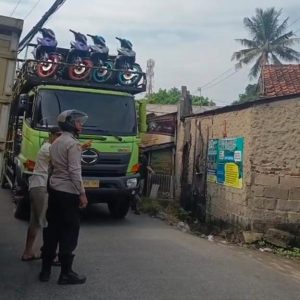 Bhabinkamtibmas Kelurahan Sukamulya Turun Tangan Atasi Kemacetan di Jalan Padat Karya