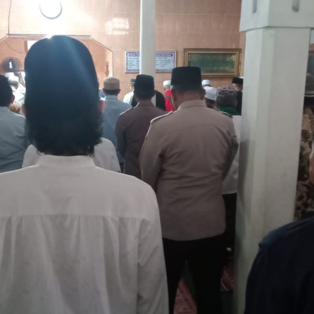 Kapolsek Kresek Sholat Jum’at Keliling di Desa Patrasana sekaligus berikan pesan Kamtibmas