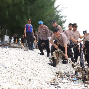 Polri Peduli Lingkungan : Polres Pelabuhan Tanjungperak Bersihkan Pesisir Surabaya Sambut Hari Bhayangkara ke-79
