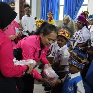 Kunjungi Raja Ampat, Ketum Bhayangkari Ny. Juliati Sigit Prabowo Salurkan Sembako hingga Gelar Khitanan Massal
